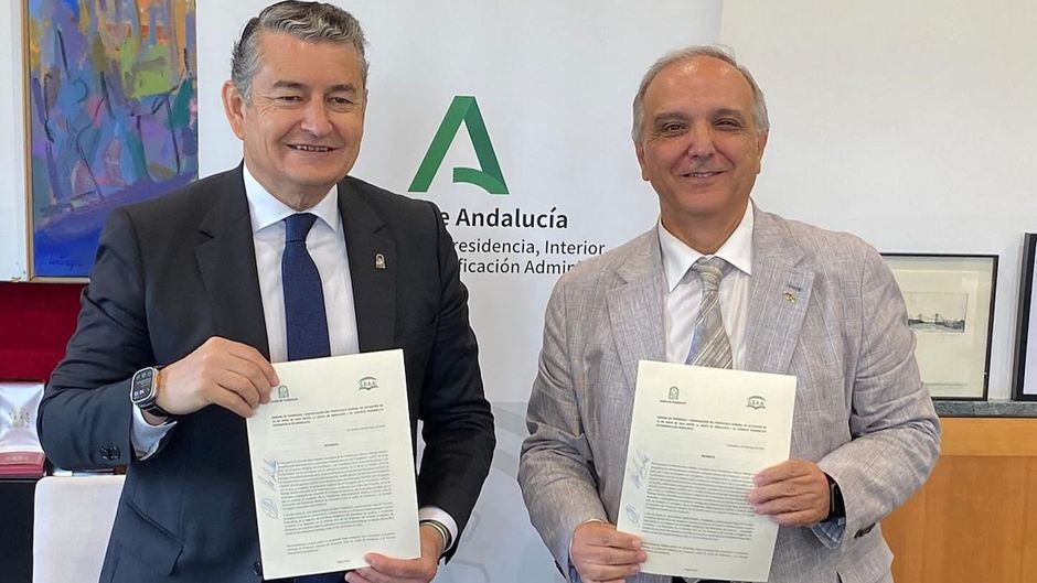 The regional minister of the presidency, Antonio Sanz, and the president of the CEAA., José Manuel Marín, at the signing of the extension. / CEAA.,