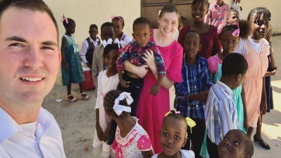 Davy Lloyd, front, and Natalie Lloyd with the children of the orphanage they were serving at in Haiti. / <a target="_blank" href="https://www.instagram.com/adventuresinhaiti_/">@adventuresinhaiti_ en Instagram.</a>.,