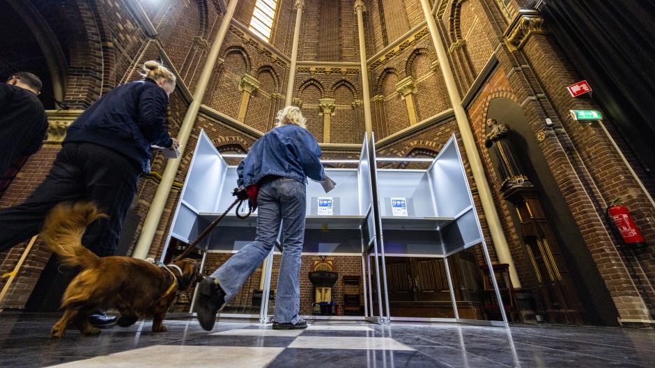 Residents of Amsterdam cast their vote at a polling station in a church. / Photo: <a target="_blank" href="https://www.flickr.com/photos/european_parliament/albums/"> European Parliament</a>, Flickr CC.,