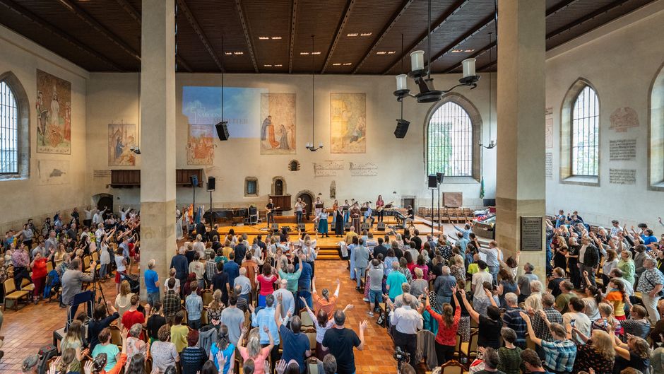 Čeští křesťané se spojili v modlitbě o Letnicích, evangelické zaměření