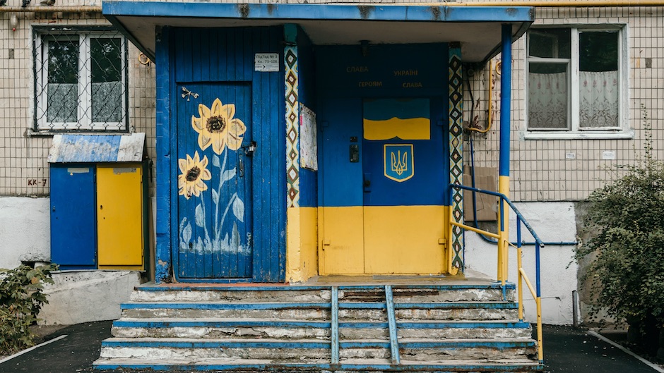A house in Kiev, Ukraine with the colors of the country. / Photo: <a target="_blank" href="https://unsplash.com/@marjan_blan">Marjan Blanl</a>, Unsplash, CC0.,