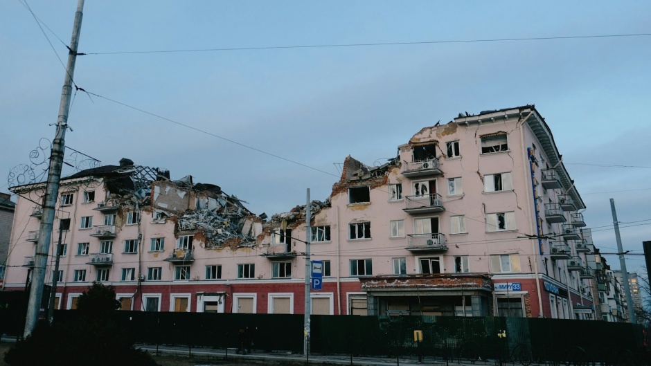 A building destroyed during the war in Chernihiv, Ukraine. / Photo: <a target="_blank" href="https://unsplash.com/@fiwol">Dmitriy K.</a>, Unsplash, CC0.,