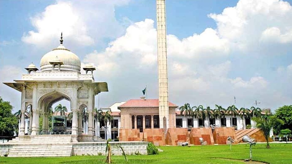 Punjab Assembly building in Lahore, Pakistan. / Sunni Person, Creative Commons.,