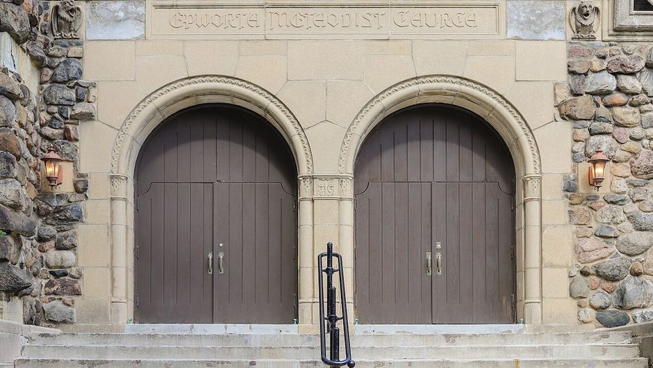 Main façade of Epworth United Methodist Church in Chicago, built in 1890. / <a target="_blank" href="https://commons.wikimedia.org/wiki/Category:Epworth_Church,_Edgewater_(Chicago)#/media/File:Epworth_United_Methodist_Church_Chicago_Portals_2019-1569.jpg">Paul R. Burley </a>, Wikimedia Commons.,