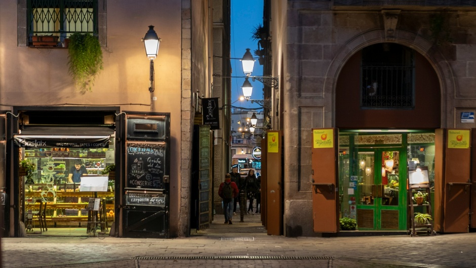 A street in Barcelona, one of the regions with most sexual exploitation in Spain. / Photo: <a target="_blank" href="https://unsplash.com/@piggi33"> PL Valente</a>, Unsplash, CC0.,