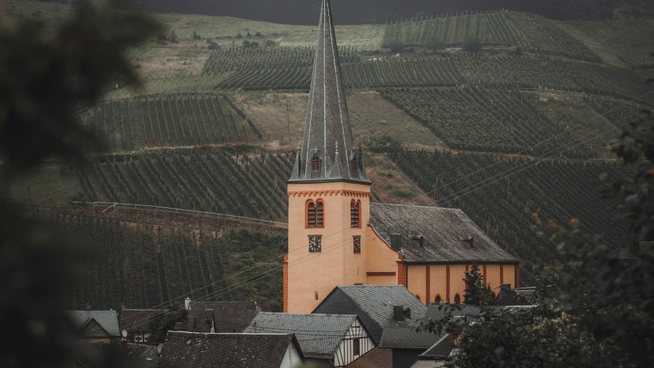 A church in a rural region of Germany. / Photo: <a target="_blank" href="https://unsplash.com/@dylanleagh">Dylan Leagh</a>, Unsplash, CC0.,