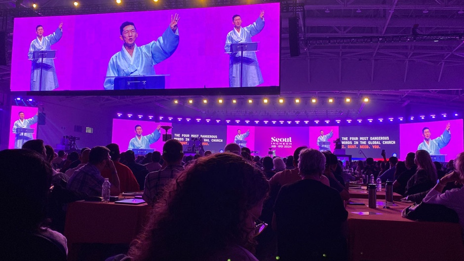 Michael Oh, Executive Director of Lausanne Movement, addresses the thousands of participants at the opening ceremony of the Fourth Lausanne Congress in Incheon, Seoul, 22 September 2024. / Photo: Daniel Hofkamp, Evangelical Focus.,