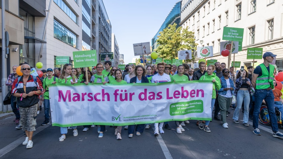 Start of the March For Life 2024 in Berlin. / Photo: <a target="_blank" href="https://bvlnewsletter.de/danke-fur-4000-berlin-uber-3500-koln-teilnehmer-beim-marsch-fur-das-leben-2024/">BVL</a>.,