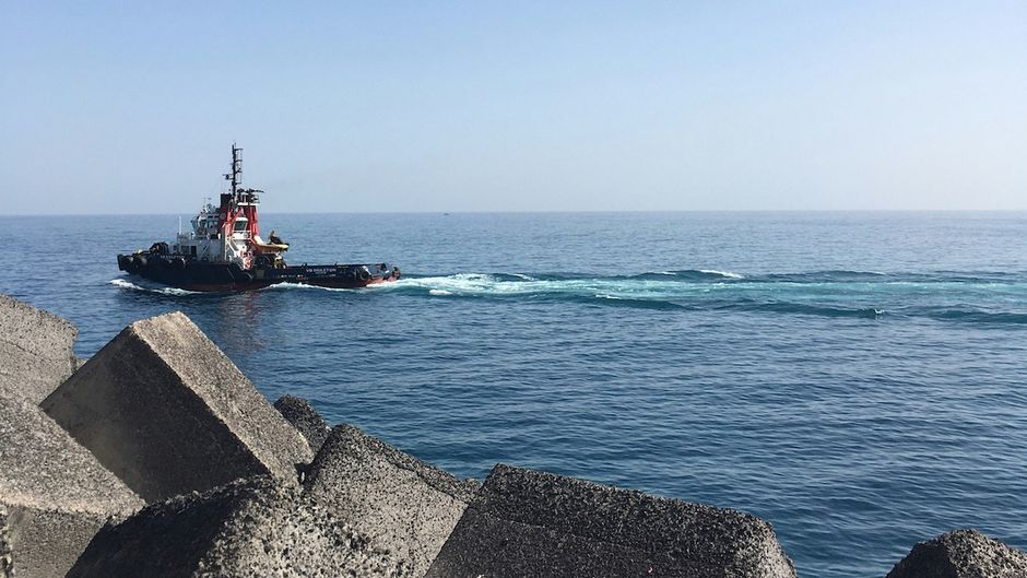 A boat cruises along the coast of Santa Cruz de Tenerife. Tens of thousands of people have arrived on the Canary Islands in recent years. / Photo: <a target="_blank" href="https://unsplash.com/es/@yamiable">Maria Bobrova</a>, Unsplash, CC0.,