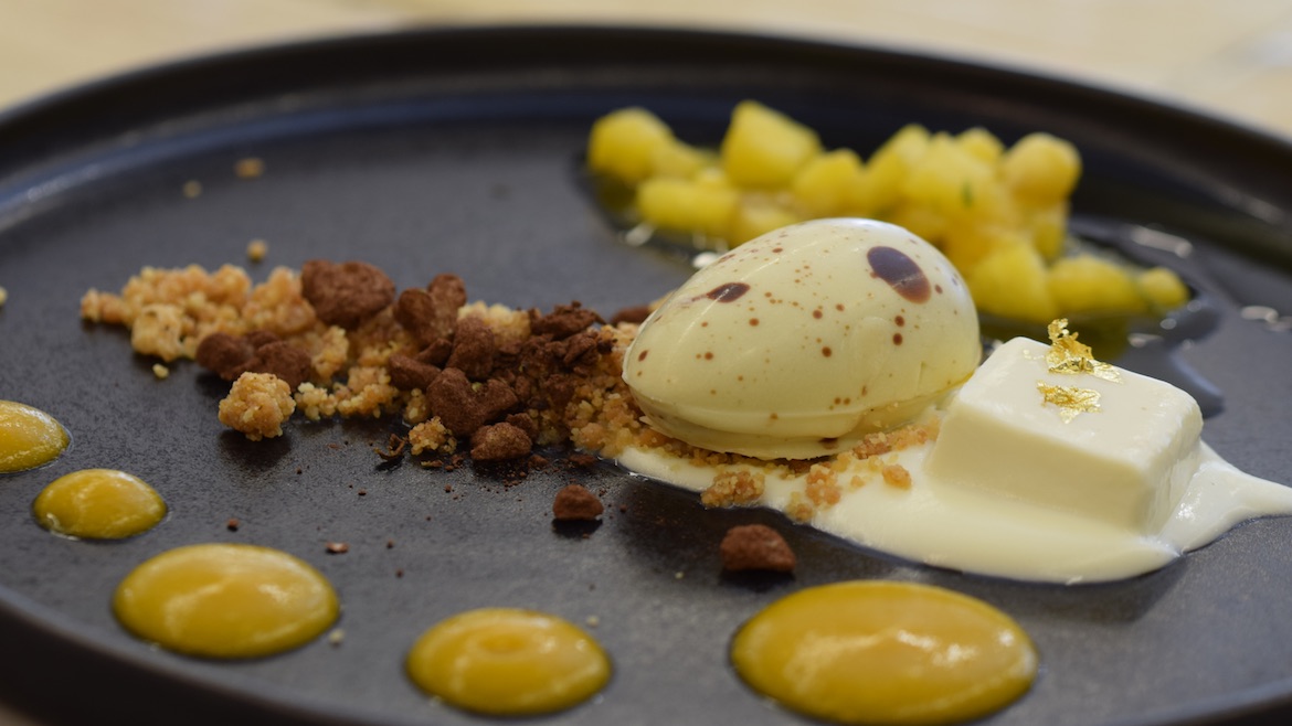 The Imperfect dessert, created by Francisco Somoza. / Photo: Beniamin Luca.,