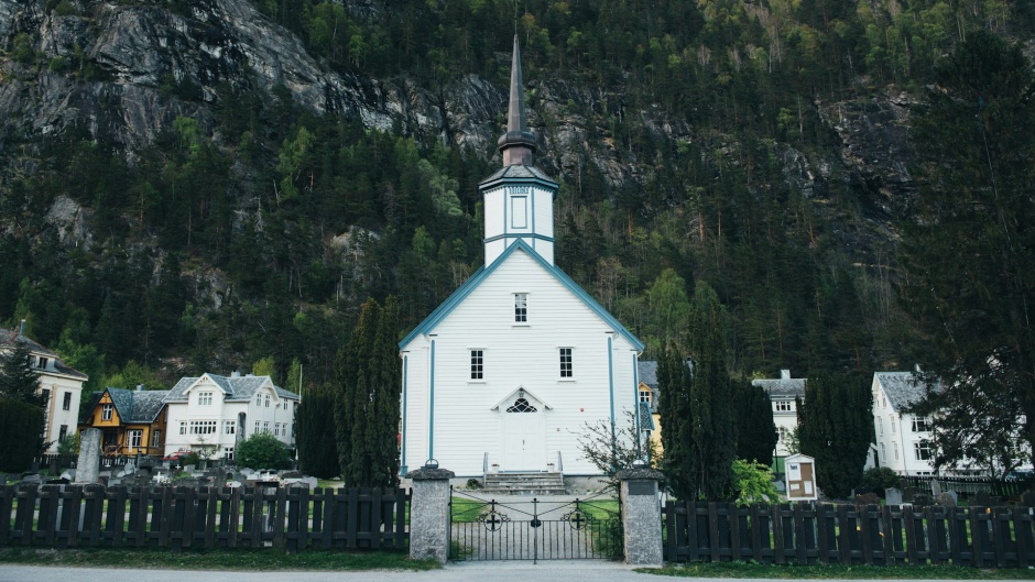 A traditional Lutheran church building in Norway. / Photo: <a target="_blank" href="https://unsplash.com/@gabrielgm">Gabriel García Marengo</a>.,