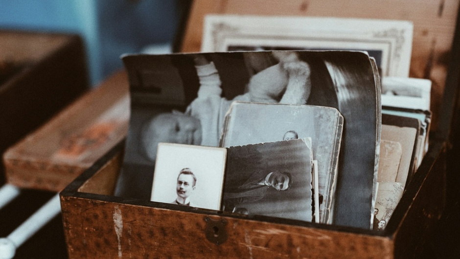 Old family photos in a 'flohmarkt' in Berlin. / Photo: <a target="_blank" href="https://unsplash.com/@iamromankraft">Roman Kraft</a>.,