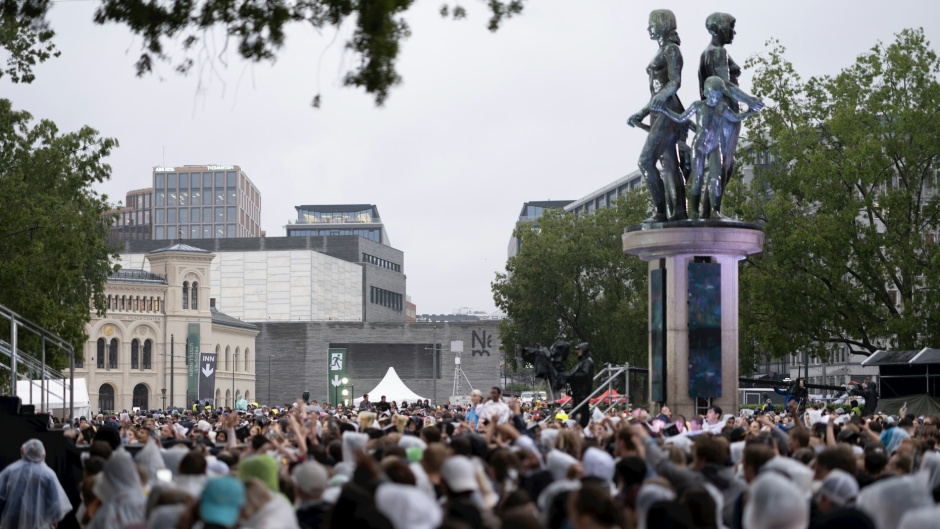 A crowd in the centre of Oslo, Norway. / Photo: <a target="_blank" href="https://unsplash.com/@sonhasnils">Svein Sund</a>, Unsplash, CC0.,