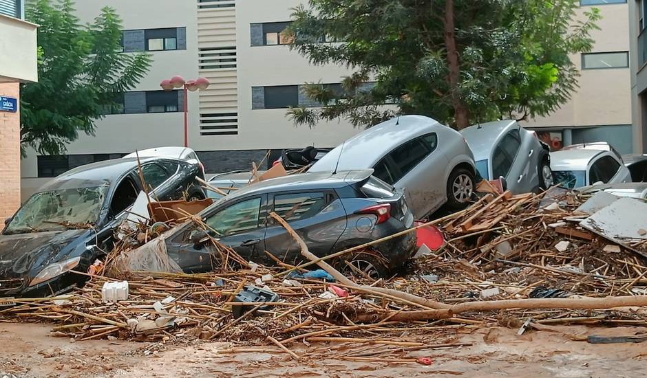 Vehicles piled up after being swept away by the flood on a street in Paiporta (Valencia). / Joel Forster,DANA Spain