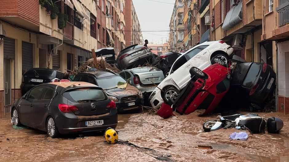 Cars pile up in a muddy street in Catarroja, a few kilometres south of Valencia / Twitter @inmux,