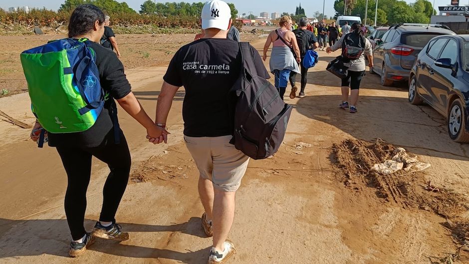 A group of volunteers arriving in Paiporta to help with the clean-up / Joel Forster.,