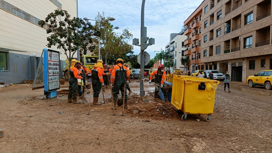 Many are helping to clean the affected areas. / Photo: Joel Forster.,