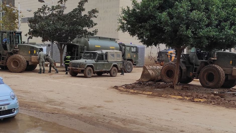 One of the streets in Paiporta, 21 days after the catastrophic floods. / A. Forster,