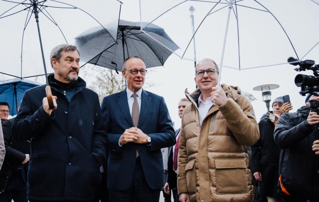 Friedrich Merz of the CDU-CSU, in the middle, leads the surveys to become Germany's next chancellor. / Photo: Facebook F. Merz.