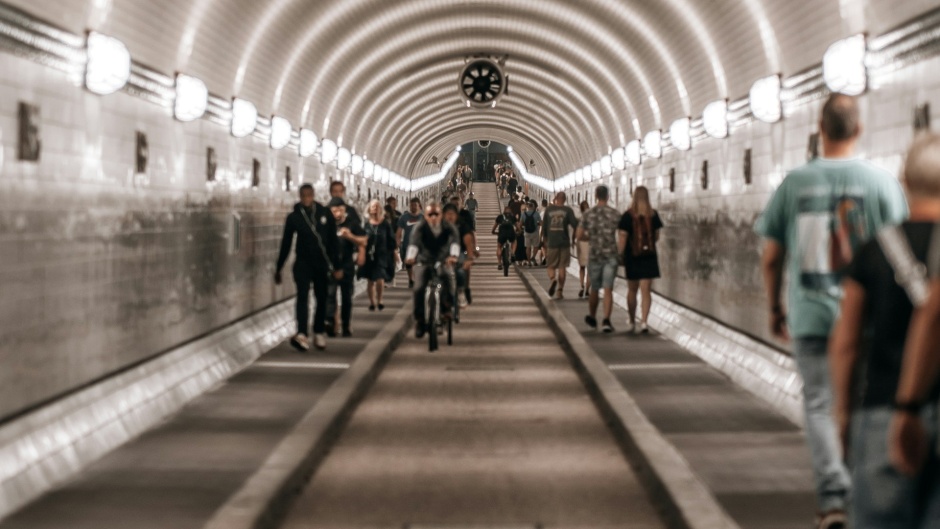 People passing through a tunnel in Hamburg, Germany. / Photo: <a target="_blank" href="https://unsplash.com/@mattmutluu">Matt Muttlu</a>,