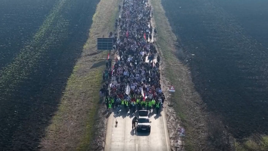 A column of protesters on their way to Belgrade to join others in the Serbian capital. / Video still via <a target="_blank" href="https://www.dw.com">Deutsche Welle</a>.,