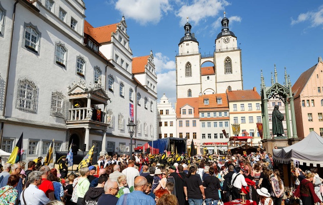 A 500-metre-long wedding table in honour of Martin and Katharina