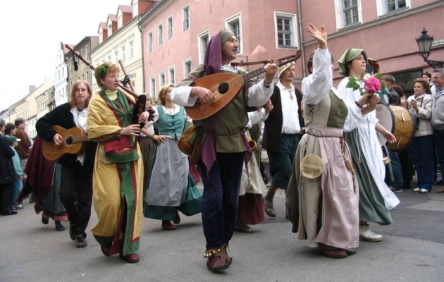A 500-metre-long wedding table in honour of Martin and Katharina