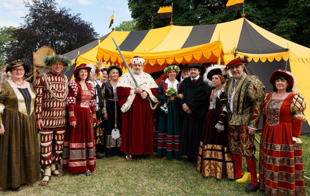 A 500-metre-long wedding table in honour of Martin and Katharina
