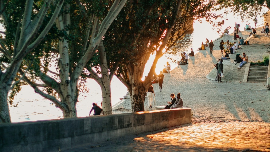 People in Paris, France. / Photo: <a target="_blank" href="https://unsplash.com/@iameddiejr"> Eddie Junior</a>.,