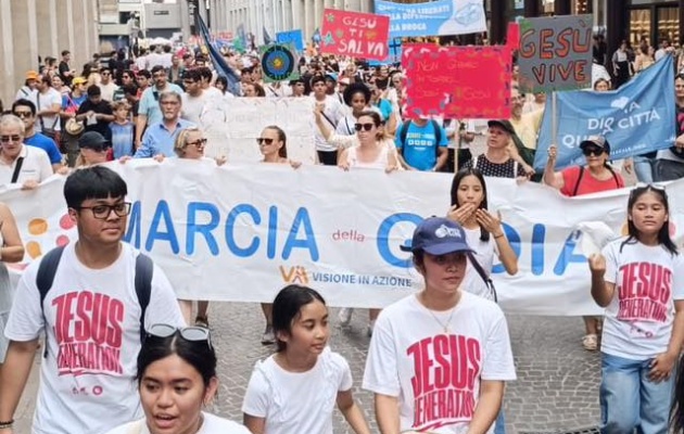 A ‘Joy March’ through Milan makes visible the message of evangelical churches