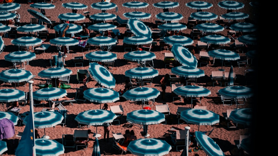 A beach in Italy. / Photo: <a target="_blank" href="https://unsplash.com/@onthesearchforpineapples">Colin Lloyd</a>, Unsplash, CC0.,