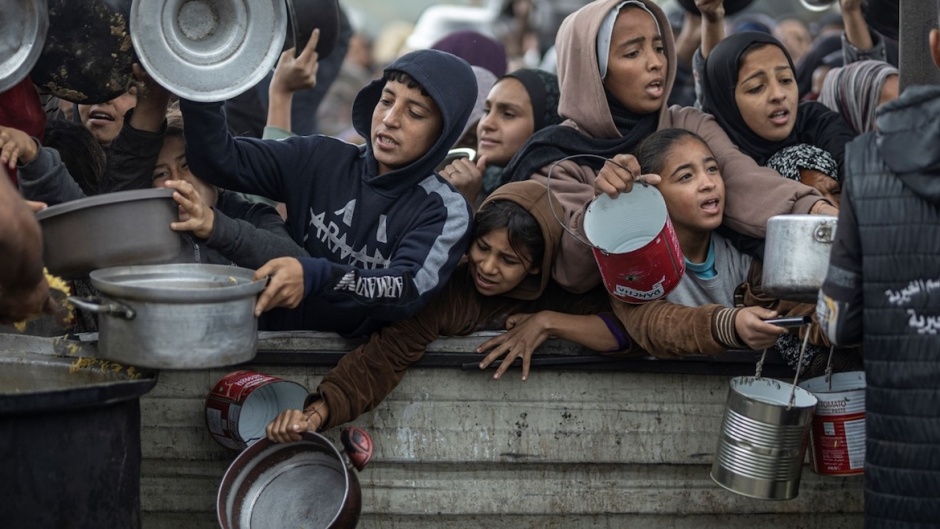 Young Gazans wait to receive food in Gaza./ WHO,