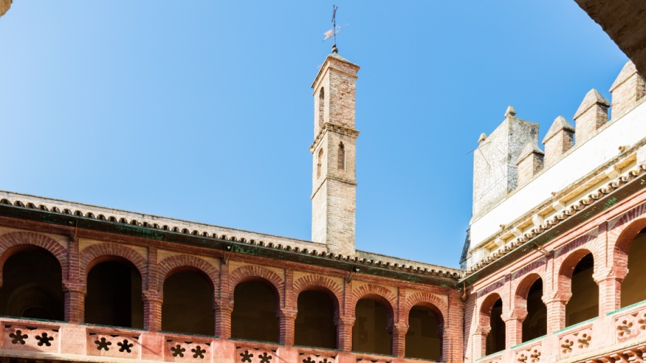 Archway in the cloister of the monastery of San Isidoro del Campo. / Photo: <a target="_blank" href="https://es.wikipedia.org/wiki/Monasterio_de_San_Isidoro_del_Campo#/media/Archivo:Monasterio_de_San_Isidoro_del_Campo,_Santiponce,_Sevilla,_Espa%C3%B1a,_2015-12-06,_DD_54.JPG">Diego Delso</a>, Wikipedia.,