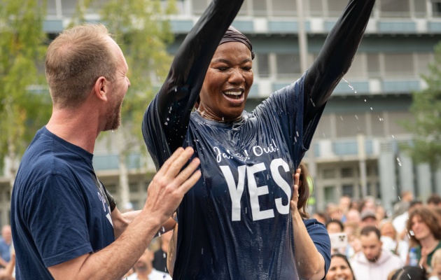 Mais de mil pessoas participaram de um culto ao ar livre que uniu 13 igrejas livres em Zurique. Mais de mil pessoas participaram de um culto ao ar livre que uniu 13 igrejas livres em Zurique.