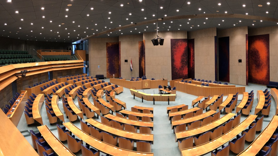 The Dutch House of Representatives. / Photo: <a target="_blank" href="https://commons.wikimedia.org/wiki/File:Plenaire_zaal_Tweede_Kamer_-_panorama.jpg">Husky</a>, Wikimedia Commons.,