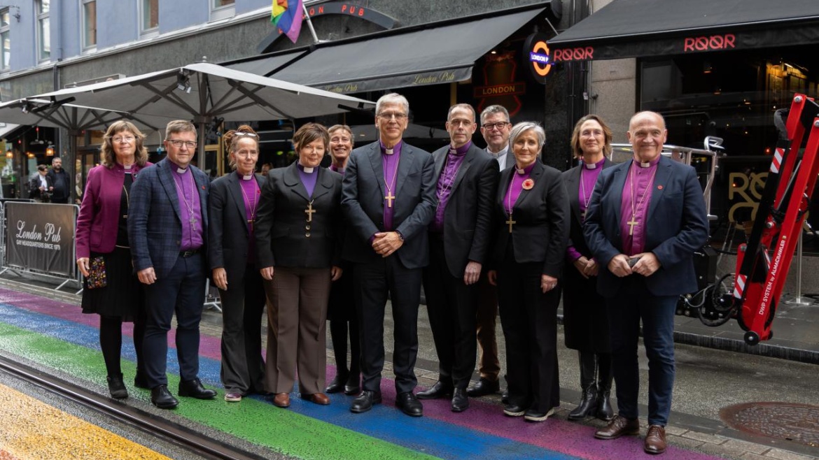 The presiding bishop of the Church of Norway, Olav Fykse Tveit, centre, alongside other church authorities on the day of his speech at the London Pub in Oslo. / Photo: <a target="_blank" href="https://design.kirken.no">Den Norske Kirken</a>.,