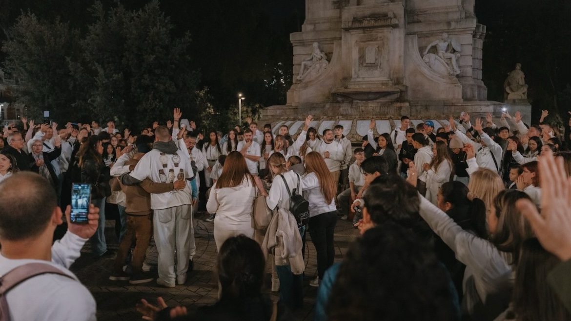 Young people praying together in Madrid on the night of 31 October 2025./ Photo: <a target="_blank" href="https://www.instagram.com/somoslumenfest">Lumen Fest</a>.,
