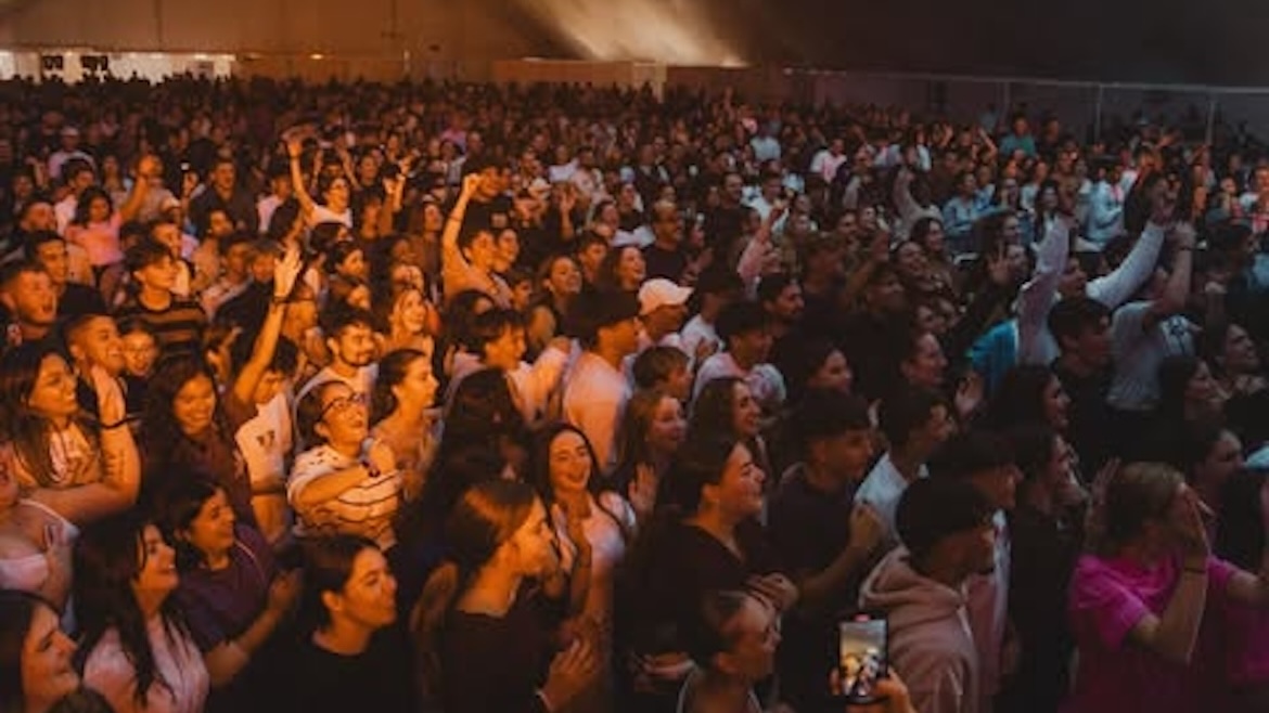 Young people at a musical moment during the Venga Tu Reino gathering held in Estepona./ VTR Instagram,