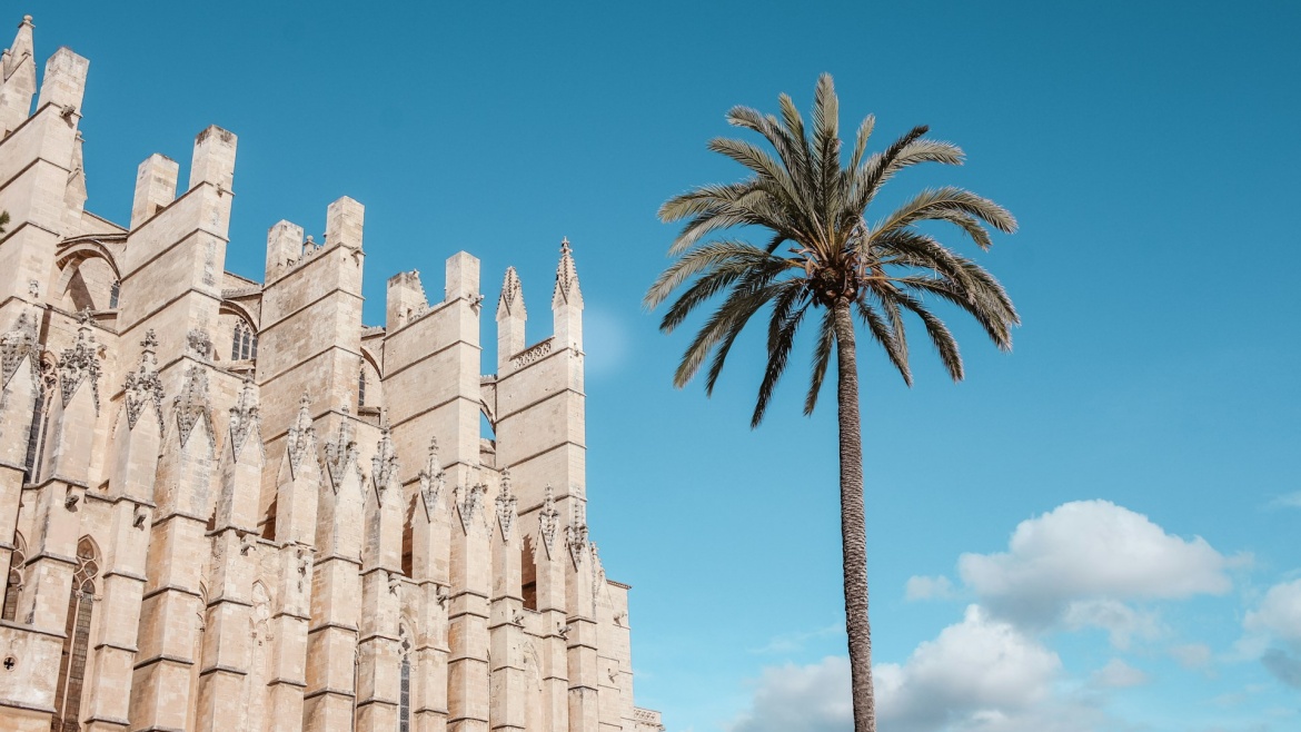 Roman Catholic cathedral of Palma de Mallorca, Spain. / Photo: <a target="_blank" href="https://unsplash.com/@anqilu">Anqi Lu</a>, Unsplash, CC0.,
