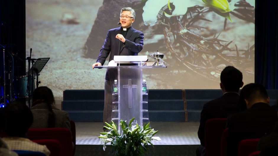 Pastor Jin “Ezra” Mingri  preaching at Beijing Zion Ccurch. / <a target="_blank" href="https://x.com/ChurchinChains">@ChurchinChains</a>,