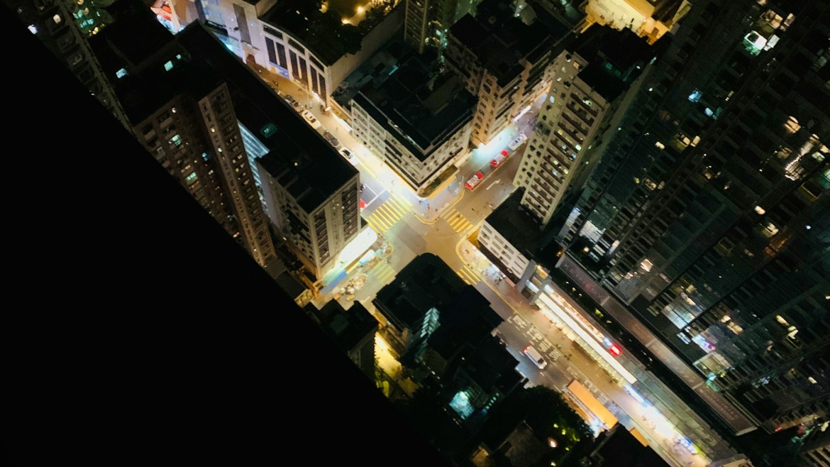 A city cross. / Photo: <a target="_blank" href="https://unsplash.com/@francistogram">Francisco Delgado</a>, Unsplash, CC0.,