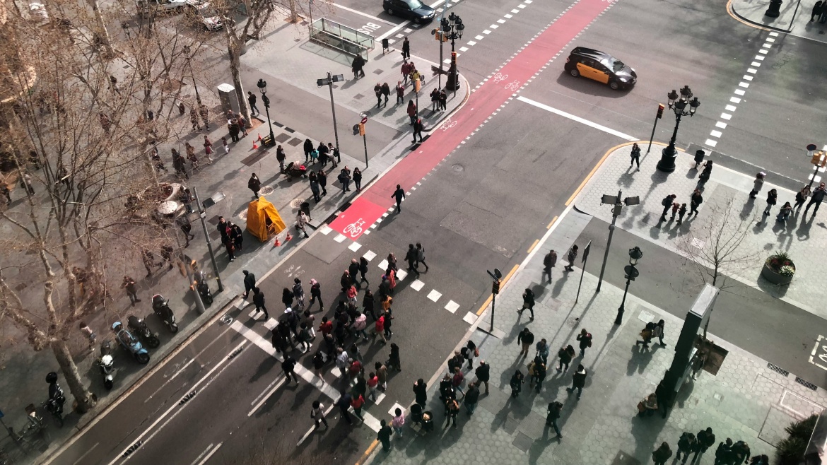 A street of Barcelona. Catalonia leads the regional ranking with 1,010 evangelical places of worship / Photo: <a target="_blank" href="https://unsplash.com/@liebanajr">Juan Rodriguez</a>, Unsplash CC0.,