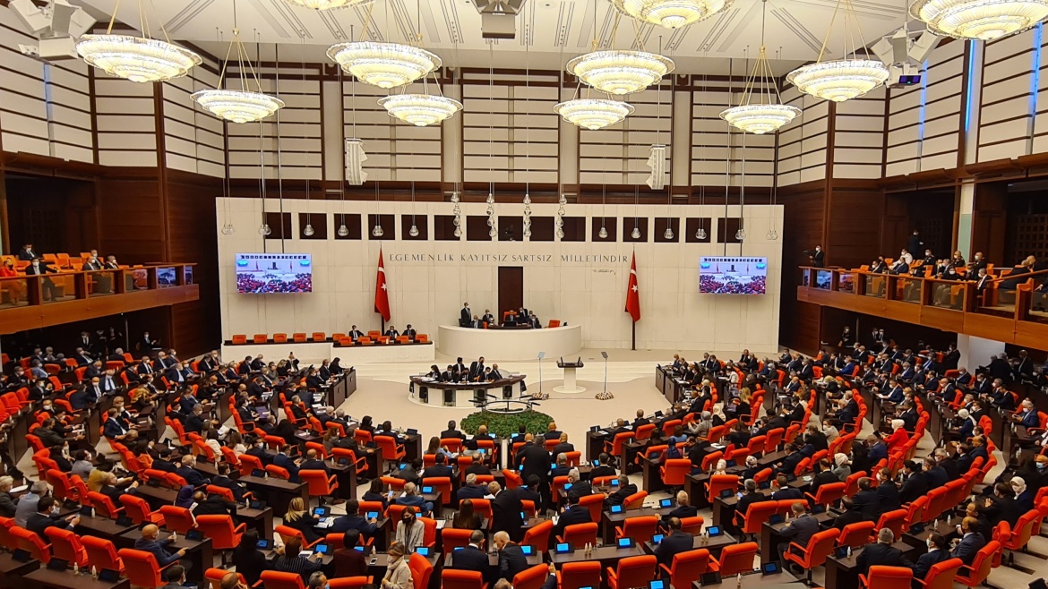 The Grand National Asembly of Turkey, the country's national parliament in Ankara, in an image of 2021. / Photo: <a target="_blank" href="https://en.wikipedia.org/wiki/Grand_National_Assembly_of_Turkey#/media/File:TBMM,_October_2021.jpg">Wikipedia</a>, Public Domain.,