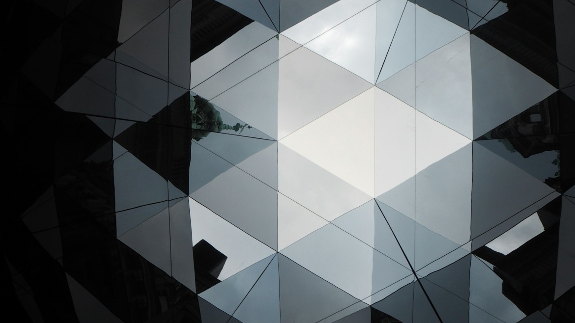 Reflex on building in Hamburg, Germany. / Photo: <a target="_blank" href="https://unsplash.com/@behnazyosofi">Behnaz</a>, Unsplash, CC0.,