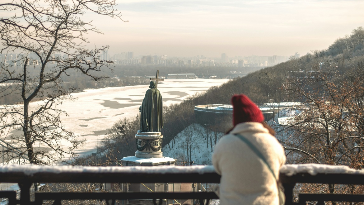 Awoman en Kyiv, Ukraine. / Photo: <a target="_blank" href="https://unsplash.com/@eugenivy_now">Eugenia Pan'kiv</a>, Unsplash CC0.,