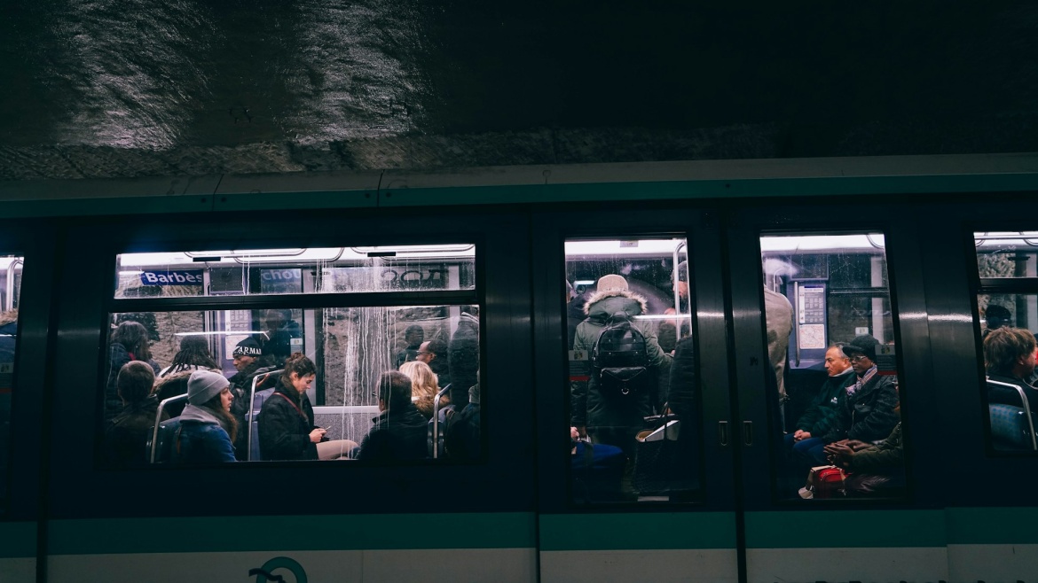 People in the metro of Paris, France. / Photo: <a target="_blank" href="https://unsplash.com/@rosalindjchang">R. Chang</a>.,