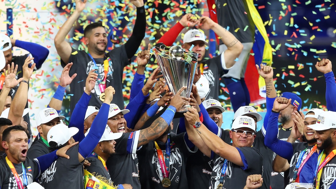 The Venezuelan team lifts the trophy. Photo: Baseball Championship X,