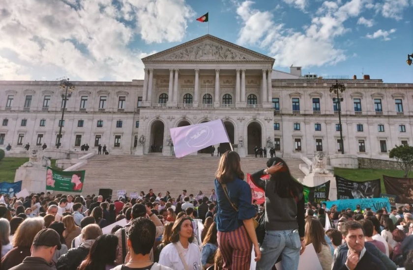 A Molotov cocktail disrupts the March for Life in Lisbon