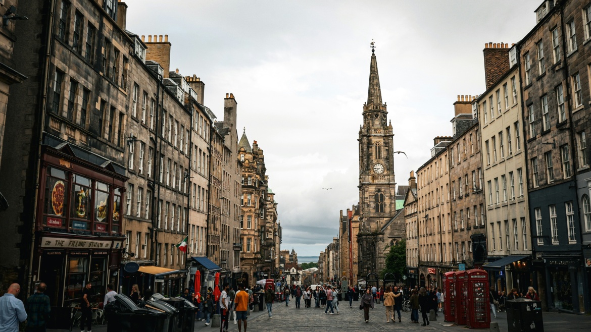 A street in Edinburgh, Scotland. / Photo: <a target="_blank" href="https://unsplash.com/es/@jossbroward">Joss Broward</a>, Unsplash CC0.,