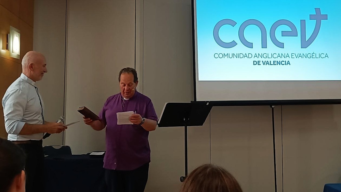 The Bishop of Anglican Convocation Europe, Andy Lines (right), presents a Bible to the pastor of the Evangelical Anglican Community of Valencia, Julian Milson, during the ceremony held on 31 May. / Photo: Joel Forster, Evangelical Focus.,
